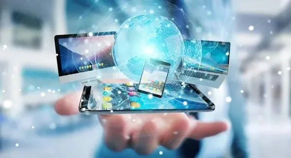 Ordinateur, tablette et téléphone connectés
