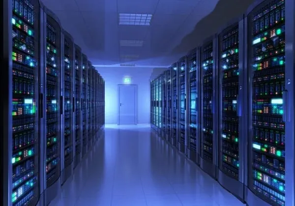 Allée de serveurs dans une salle informatique